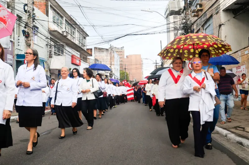Fiéis lotam ruas do Centro em procissão para celebrar Padroeira de Maceió