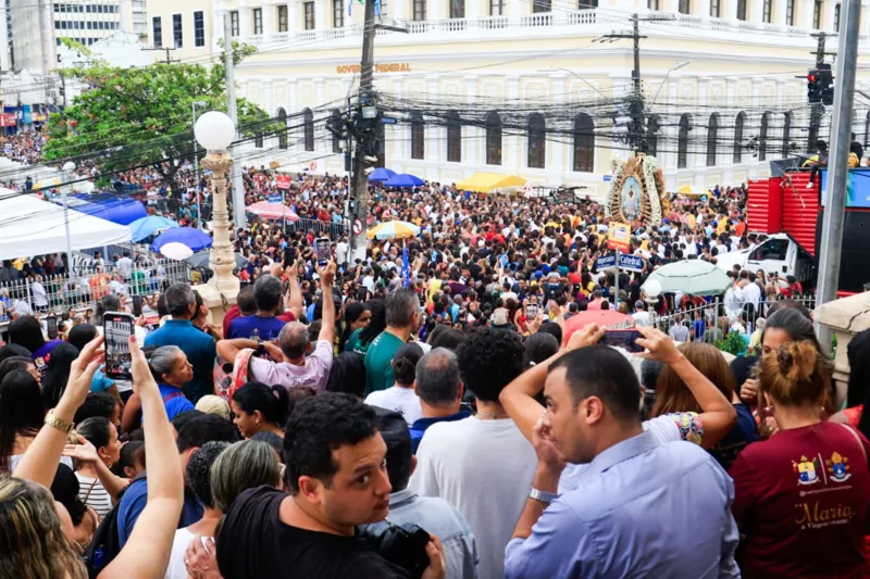 Fiéis lotam ruas do Centro em procissão para celebrar Padroeira de Maceió
