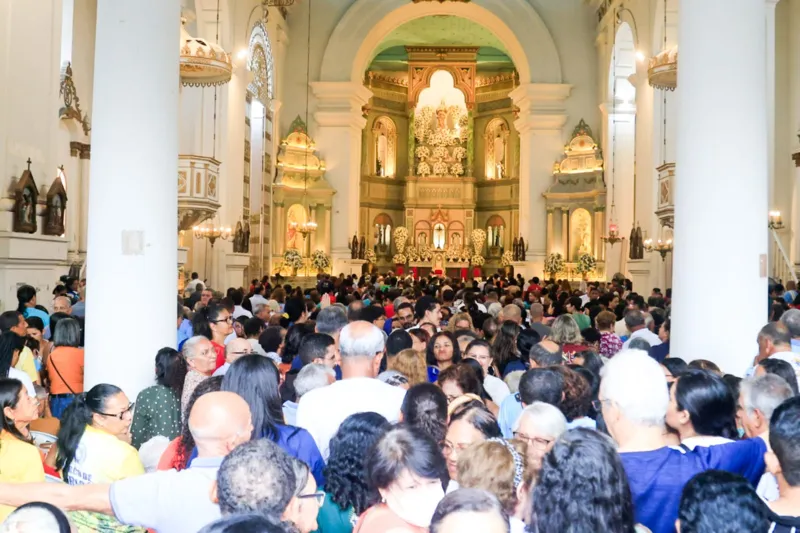 Fiéis lotam ruas do Centro em procissão para celebrar Padroeira de Maceió