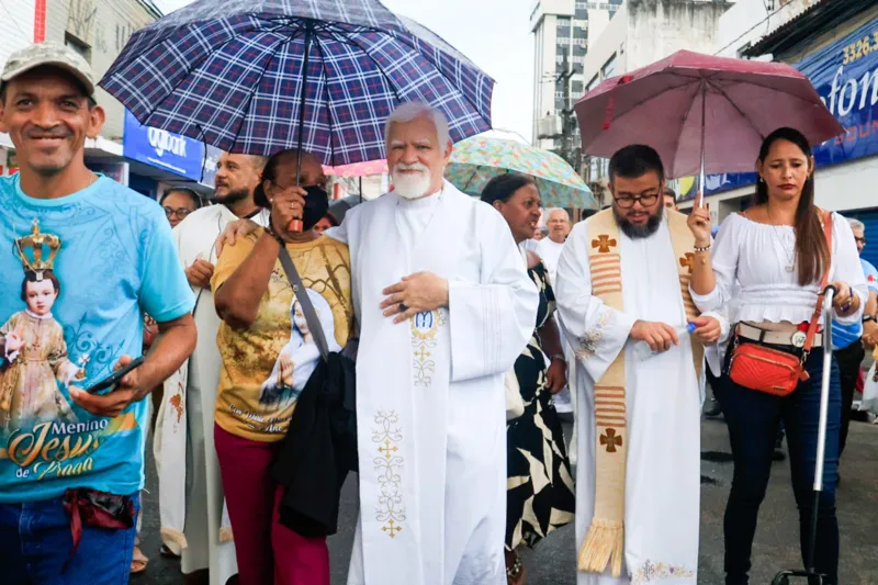 Fiéis lotam ruas do Centro em procissão para celebrar Padroeira de Maceió