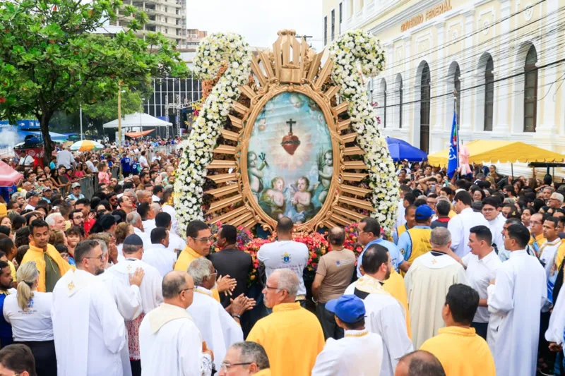 Fiéis lotam ruas do Centro em procissão para celebrar Padroeira de Maceió