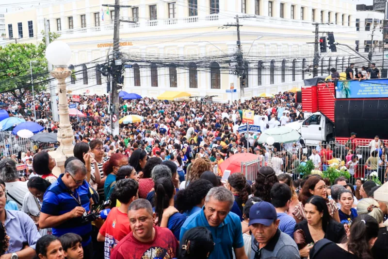 Fiéis lotam ruas do Centro em procissão para celebrar Padroeira de Maceió