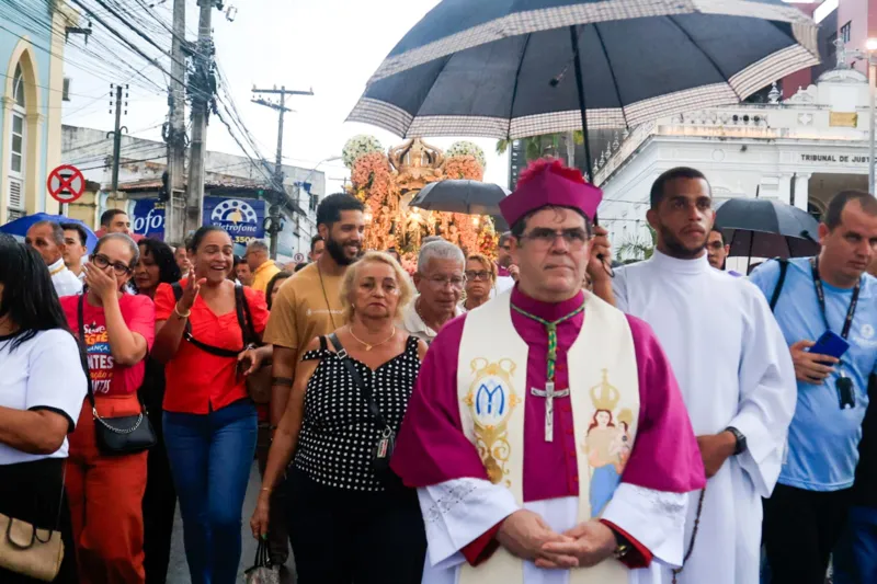 Fiéis lotam ruas do Centro em procissão para celebrar Padroeira de Maceió