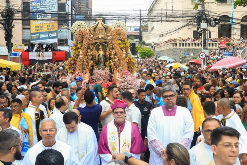 Fiéis lotam ruas do Centro em procissão para celebrar Padroeira de Maceió
