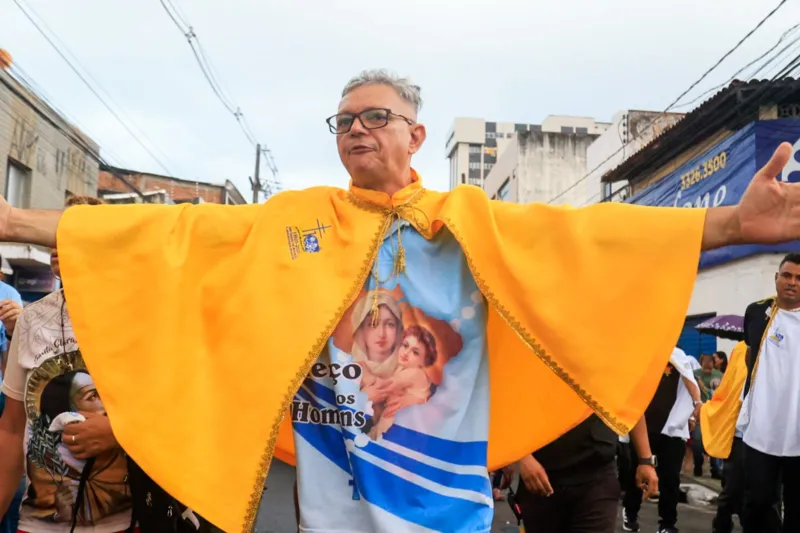 Fiéis lotam ruas do Centro em procissão para celebrar Padroeira de Maceió