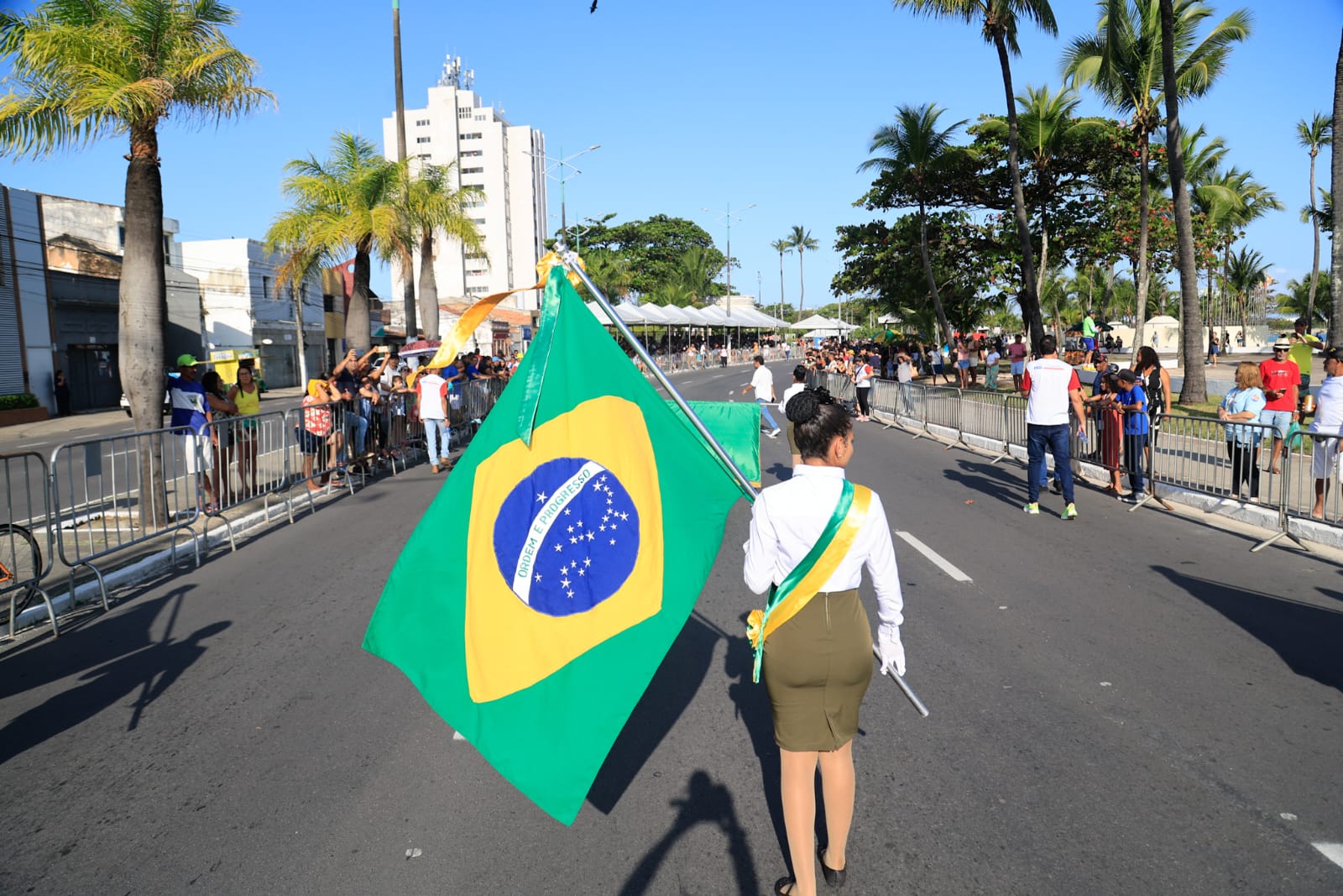 Desfile reúne população para celebrar os 207 anos da Emancipação Política de Alagoas