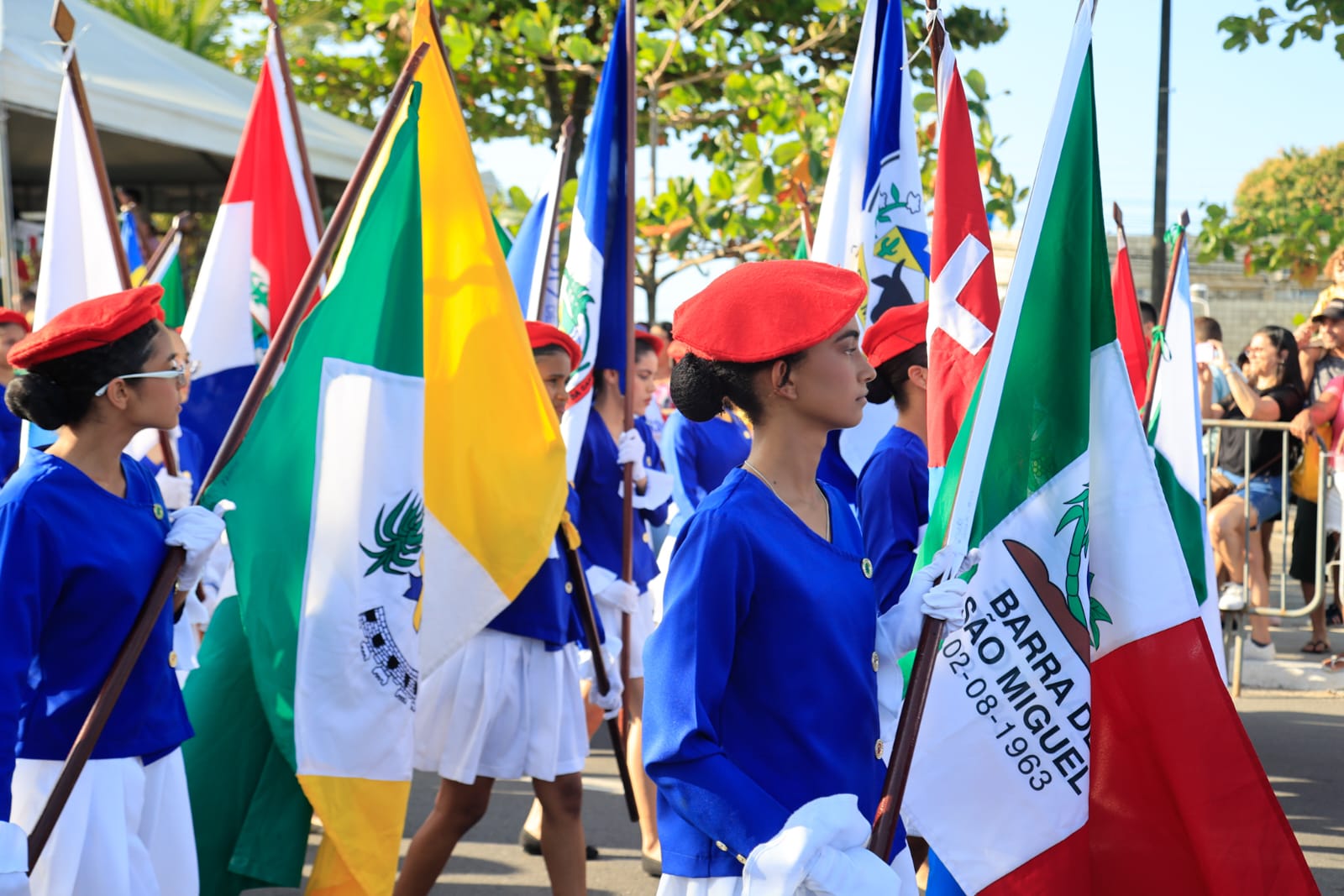 Desfile reúne população para celebrar os 207 anos da Emancipação Política de Alagoas