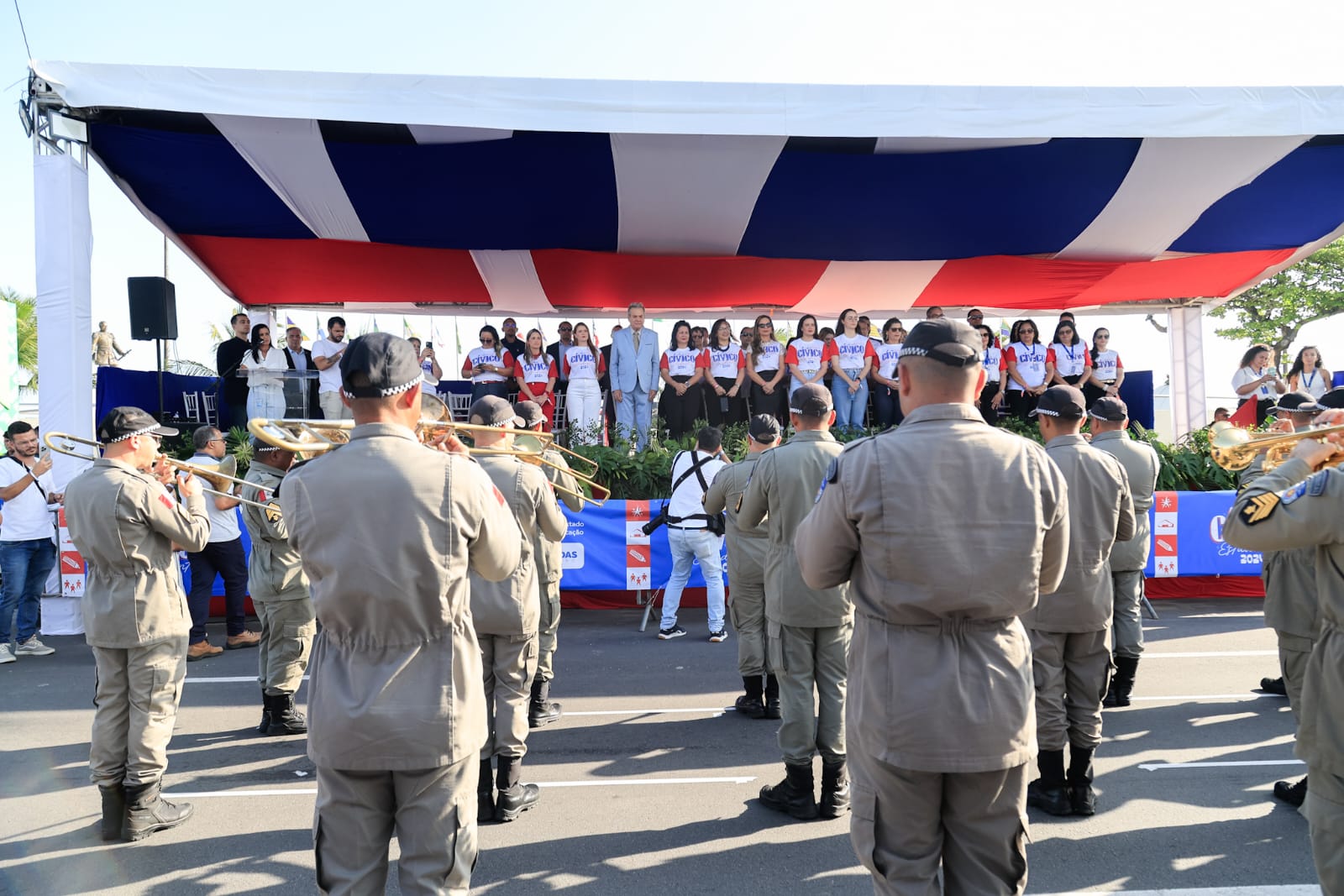 Desfile reúne população para celebrar os 207 anos da Emancipação Política de Alagoas