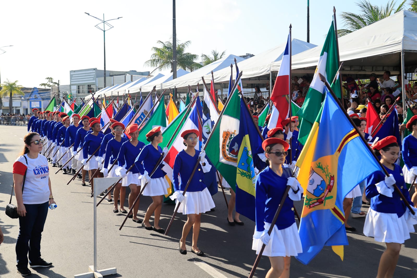 Desfile reúne população para celebrar os 207 anos da Emancipação Política de Alagoas