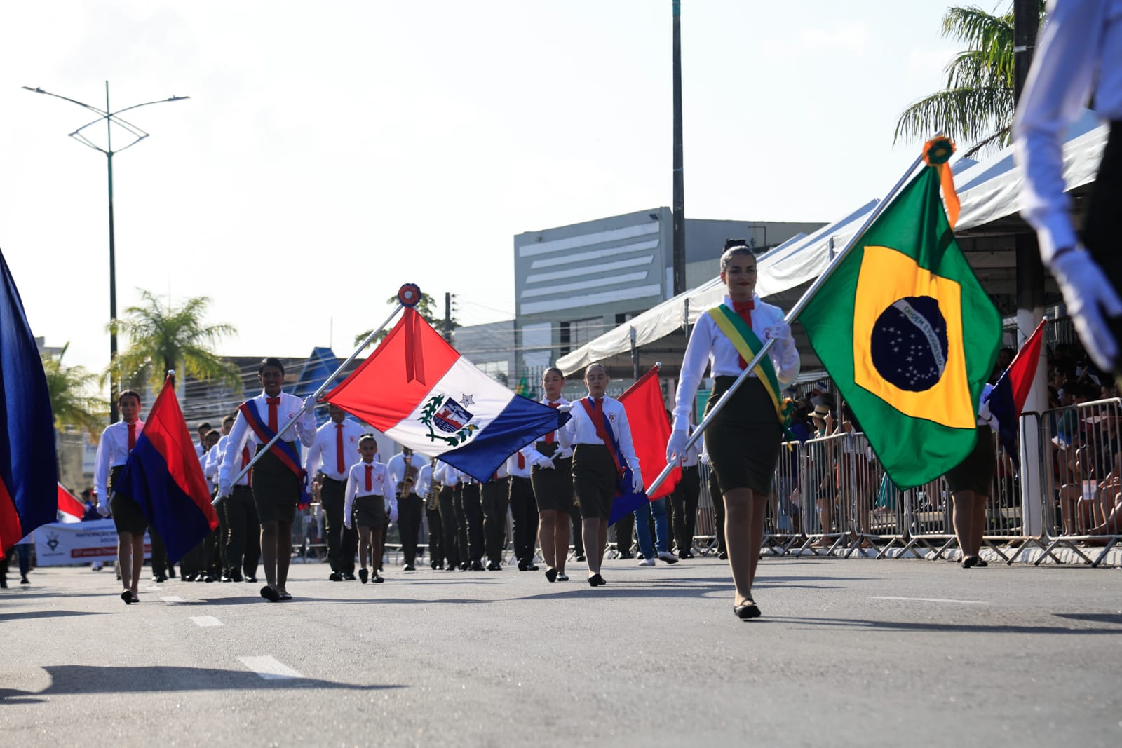 Desfile reúne população para celebrar os 207 anos da Emancipação Política de Alagoas