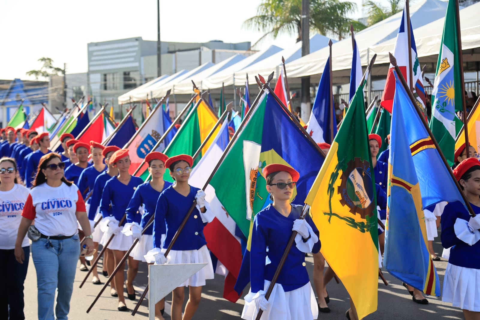 Desfile reúne população para celebrar os 207 anos da Emancipação Política de Alagoas