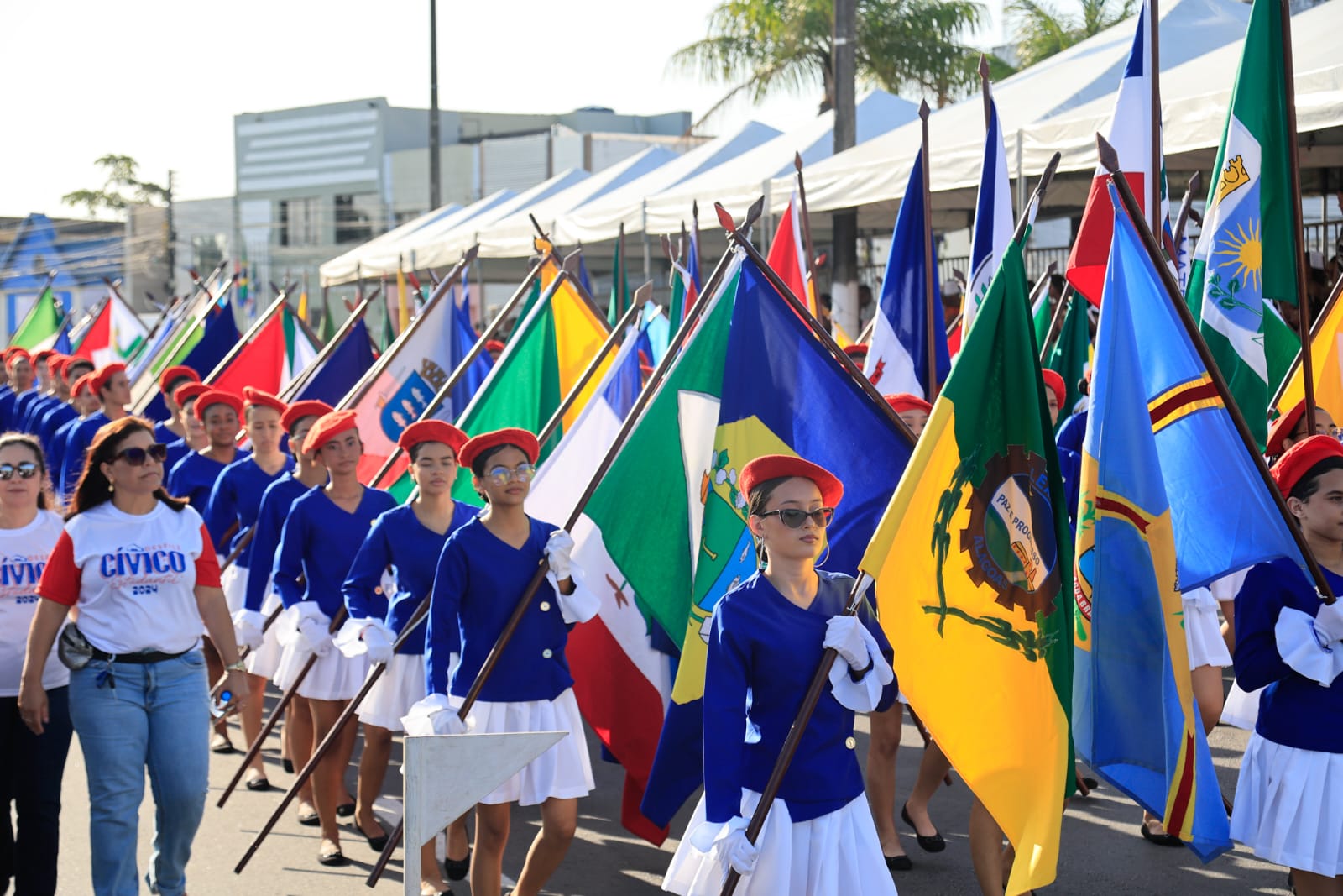 Desfile reúne população para celebrar os 207 anos da Emancipação Política de Alagoas