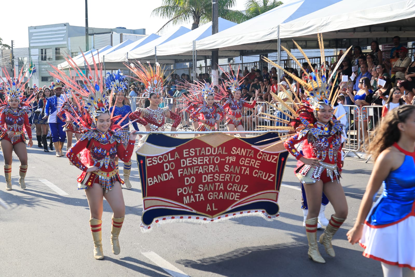Desfile reúne população para celebrar os 207 anos da Emancipação Política de Alagoas