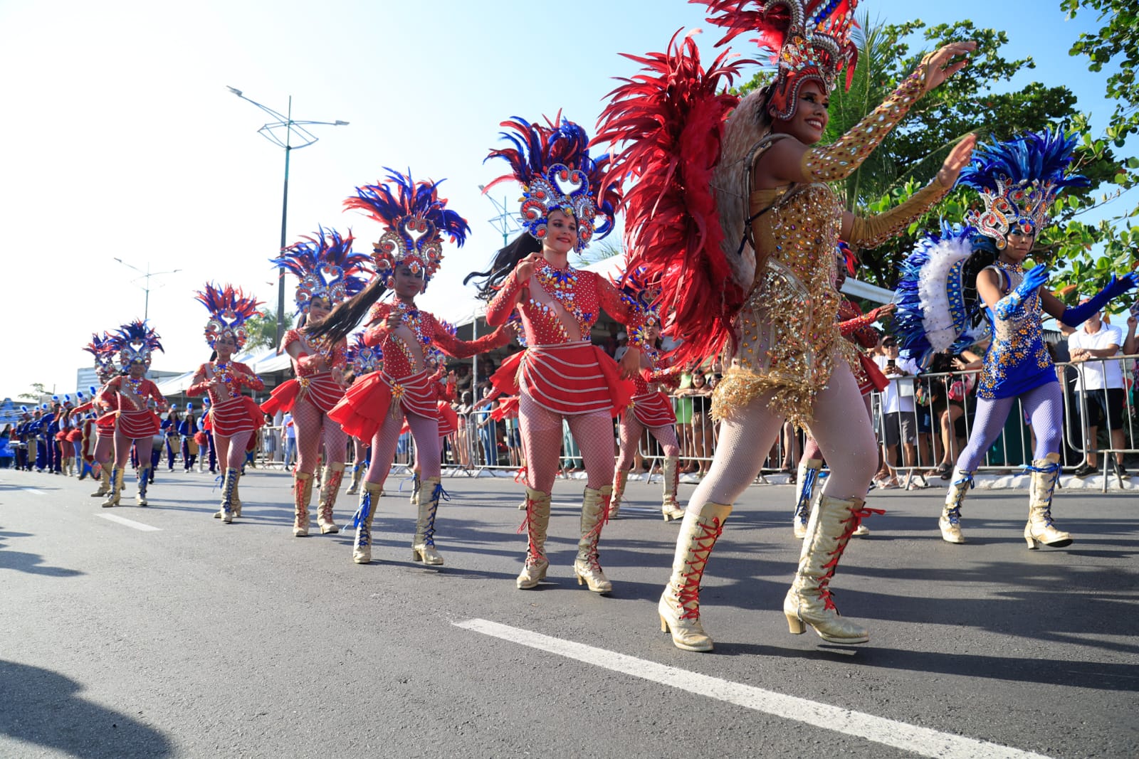 Desfile reúne população para celebrar os 207 anos da Emancipação Política de Alagoas