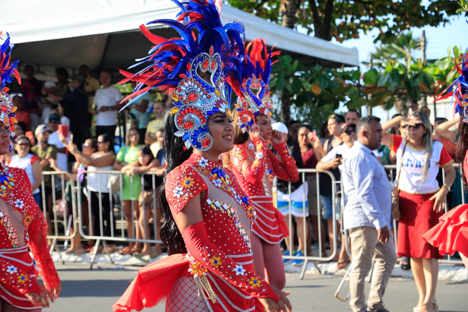 Desfile reúne população para celebrar os 207 anos da Emancipação Política de Alagoas