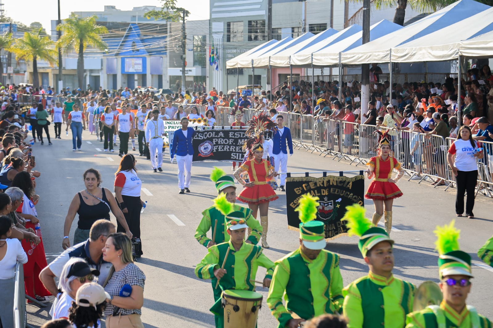 Desfile reúne população para celebrar os 207 anos da Emancipação Política de Alagoas