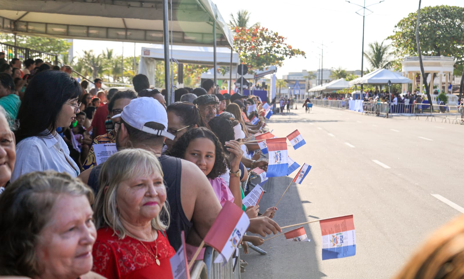 Desfile reúne população para celebrar os 207 anos da Emancipação Política de Alagoas