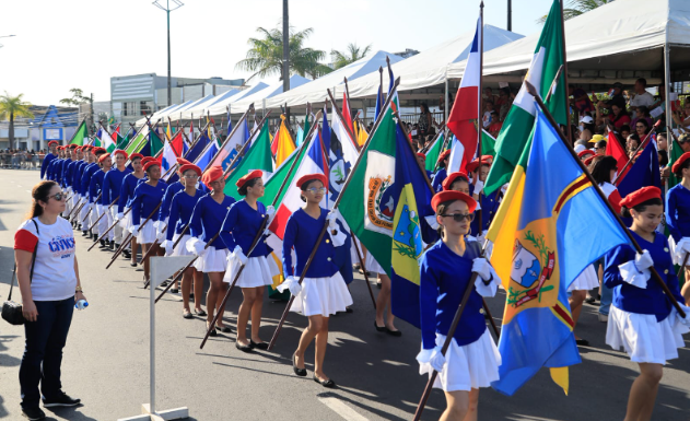 Cerca de 2 mil alunos de escolas da rede pública e estadual, desfilam pela Avenida da Paz, em Maceió