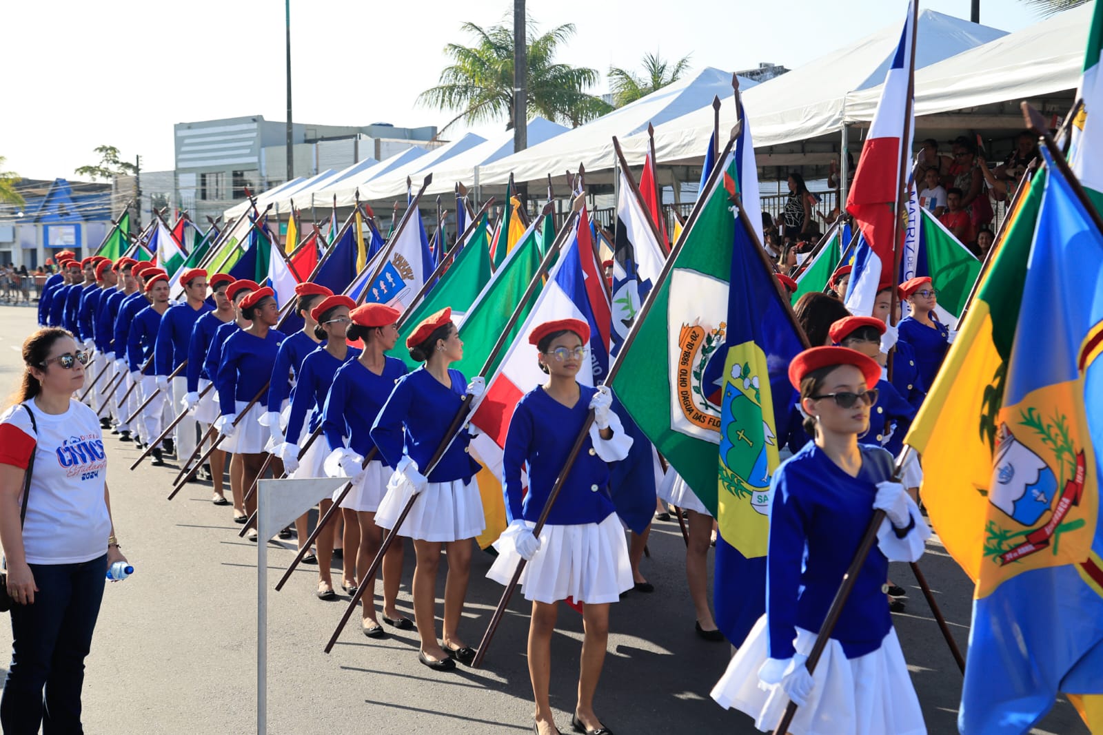 Desfile reúne população para celebrar os 207 anos da Emancipação Política de Alagoas