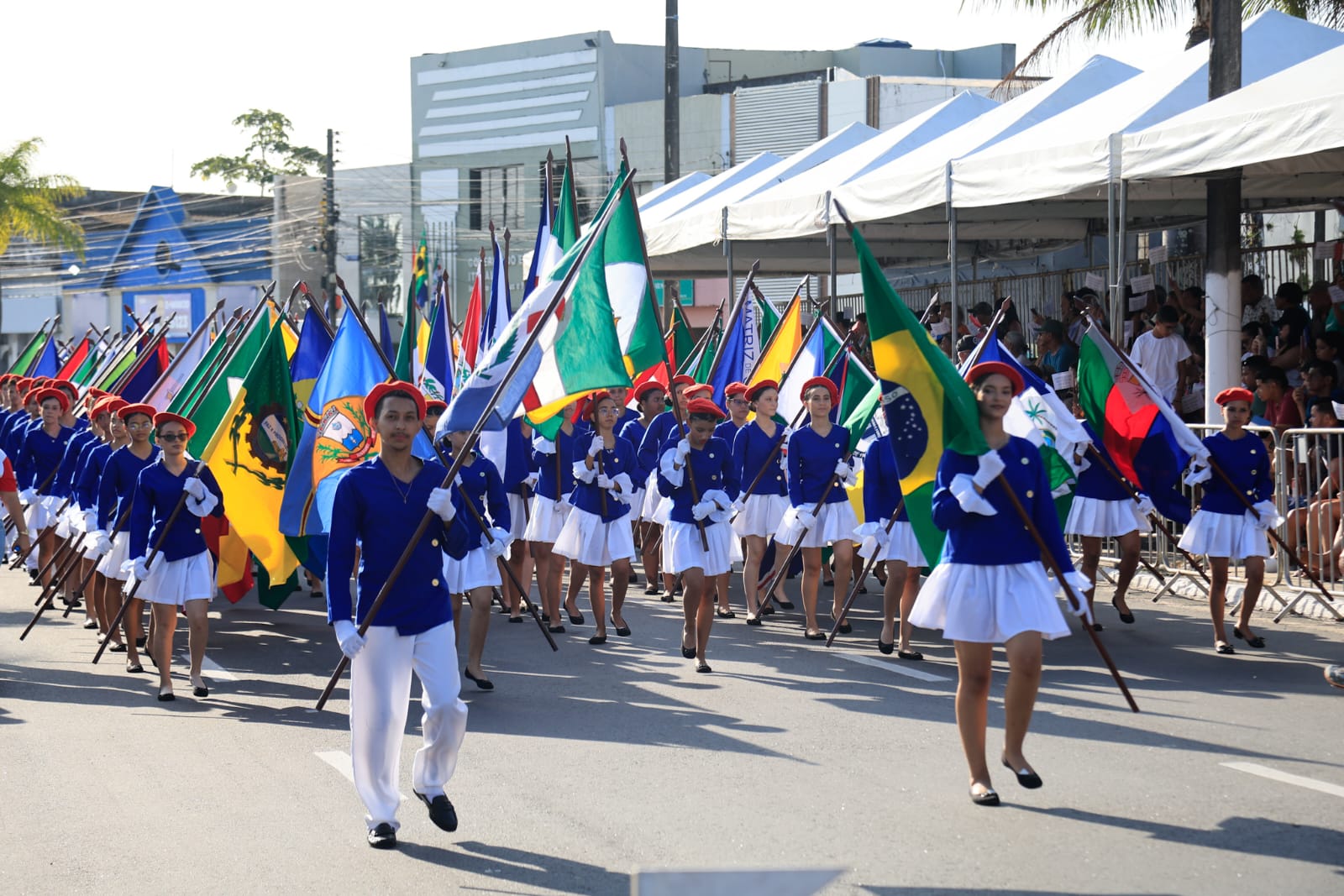 Desfile reúne população para celebrar os 207 anos da Emancipação Política de Alagoas