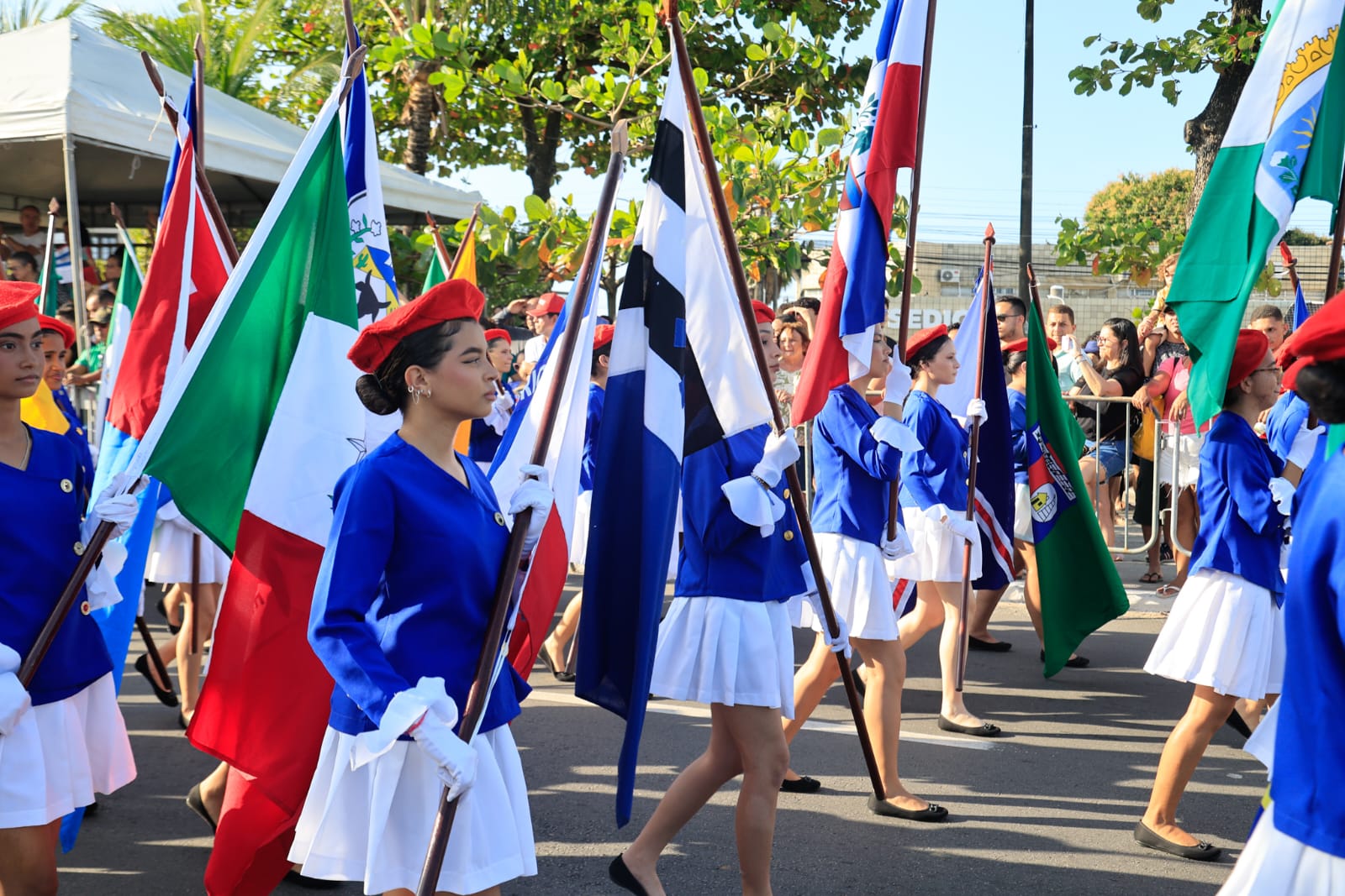 Desfile reúne população para celebrar os 207 anos da Emancipação Política de Alagoas