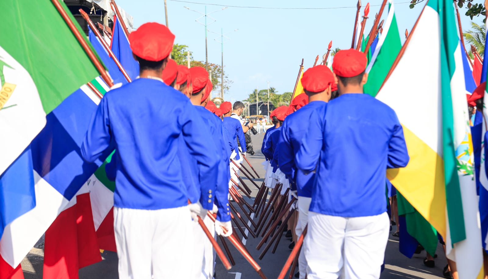 Desfile reúne população para celebrar os 207 anos da Emancipação Política de Alagoas