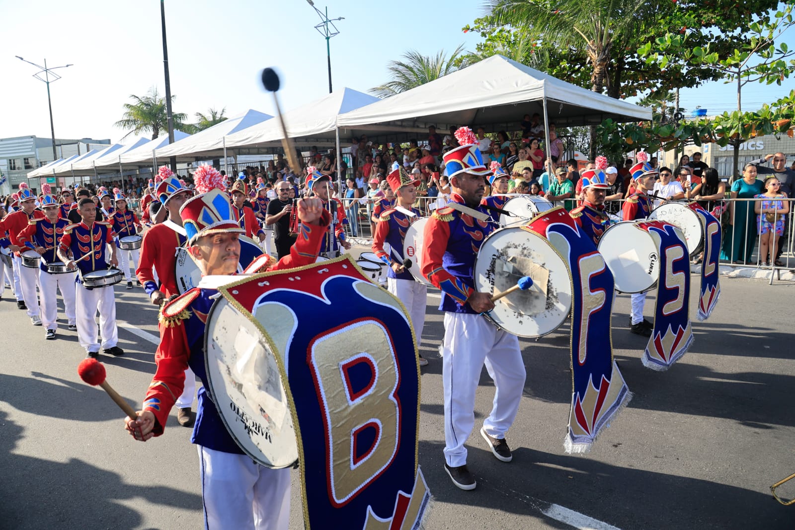Desfile reúne população para celebrar os 207 anos da Emancipação Política de Alagoas