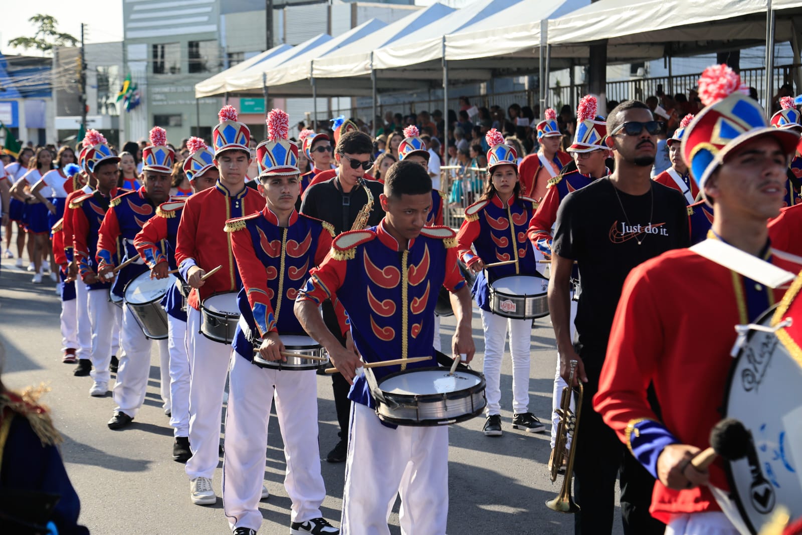 Desfile reúne população para celebrar os 207 anos da Emancipação Política de Alagoas