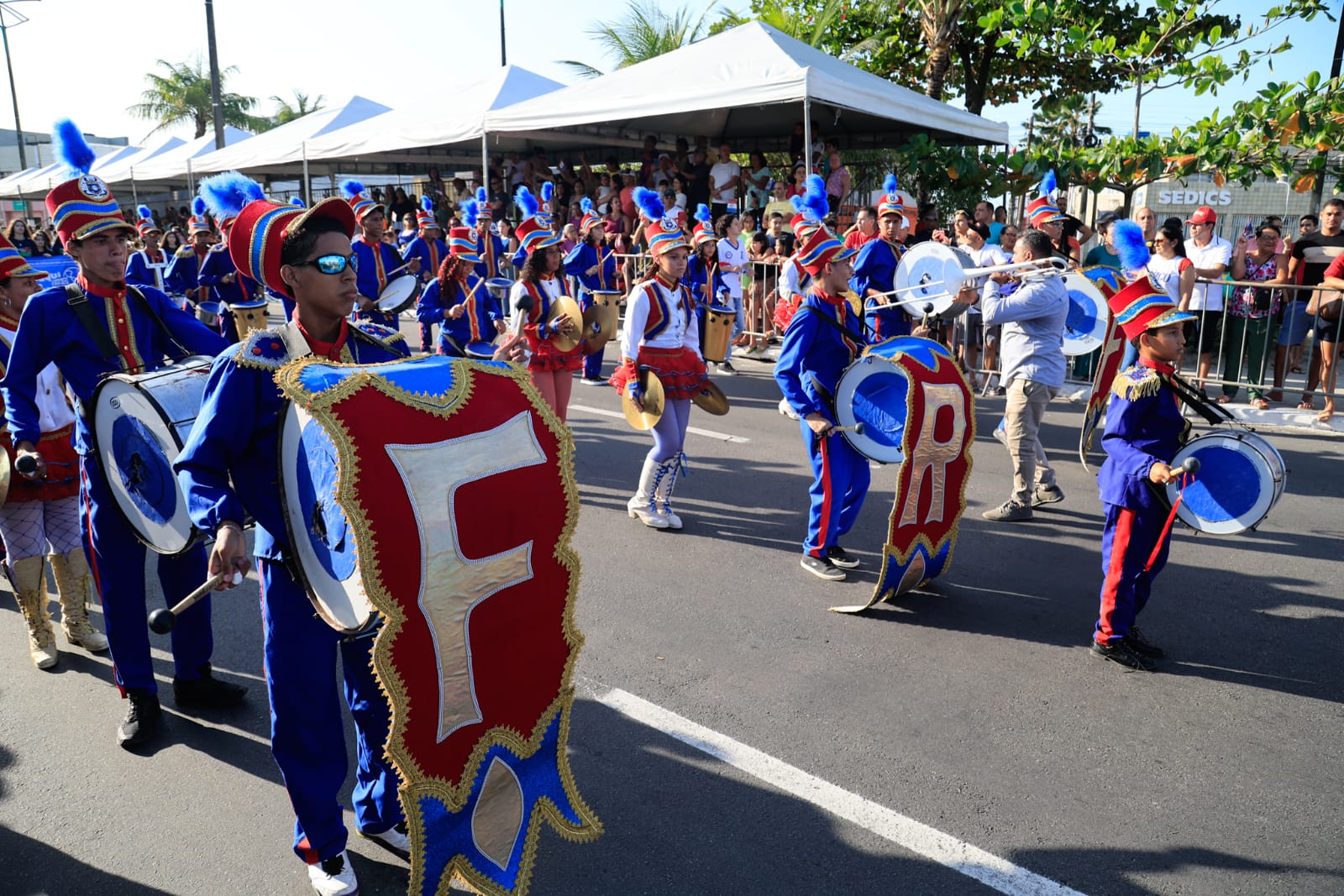 Desfile reúne população para celebrar os 207 anos da Emancipação Política de Alagoas