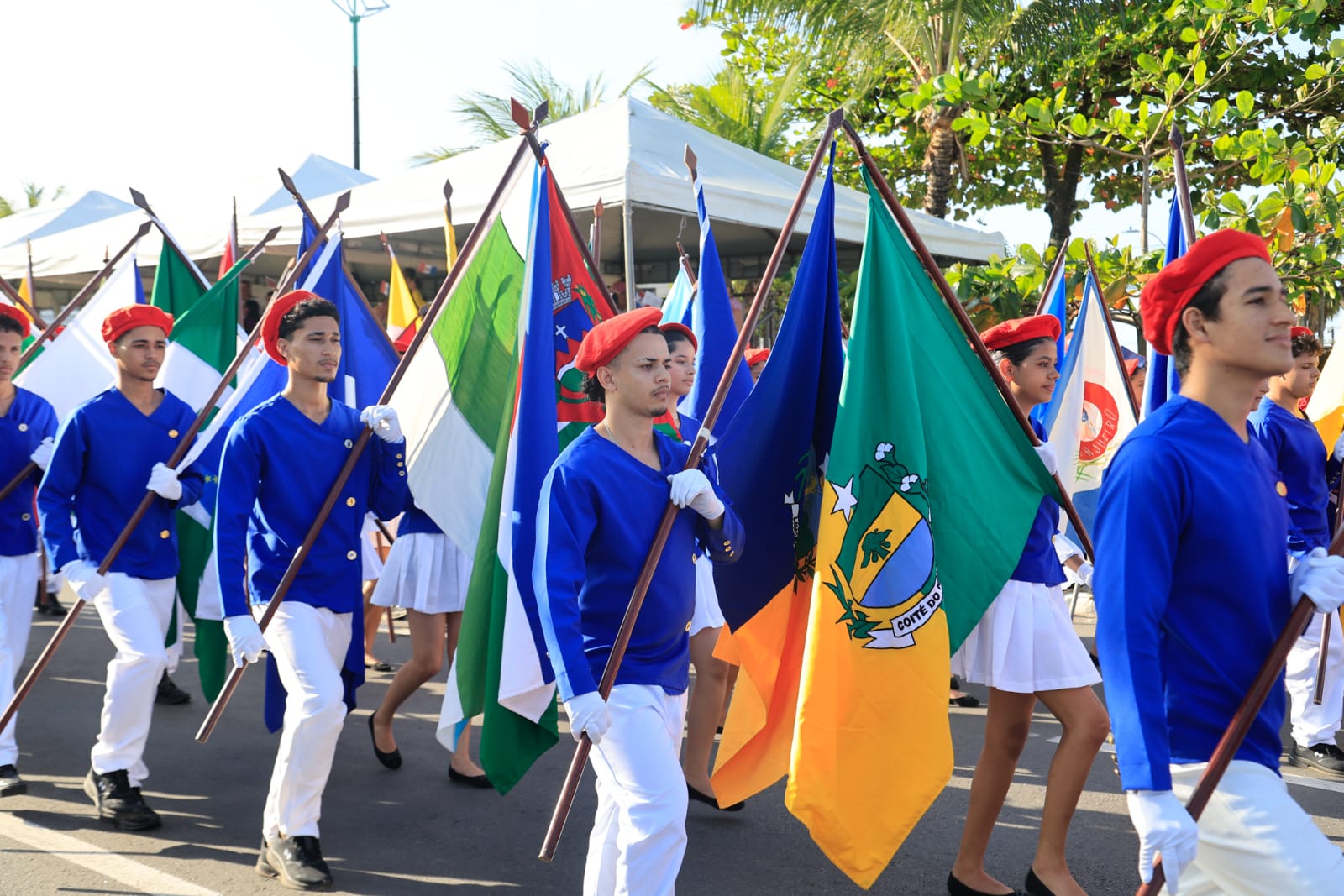 Desfile reúne população para celebrar os 207 anos da Emancipação Política de Alagoas