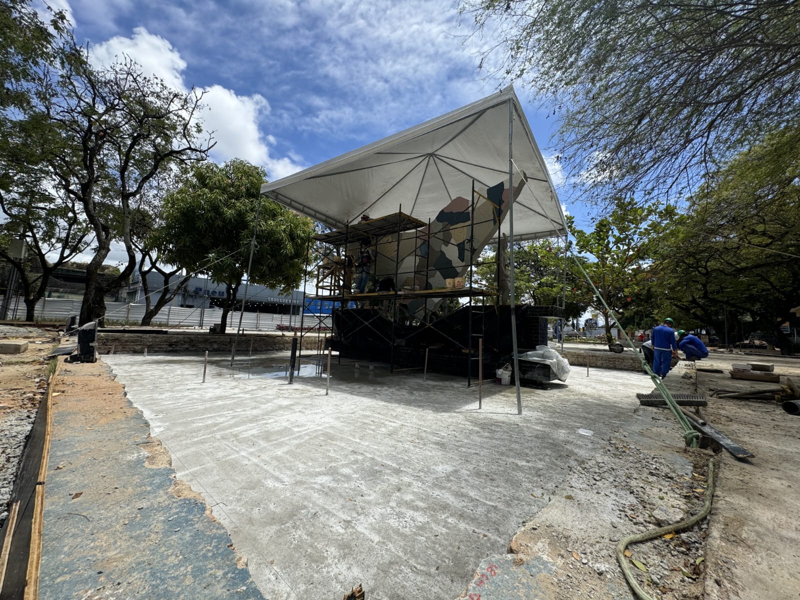 Novo piso, leds e bancos com USB: veja como ficou a Praça Centenário após revitalização