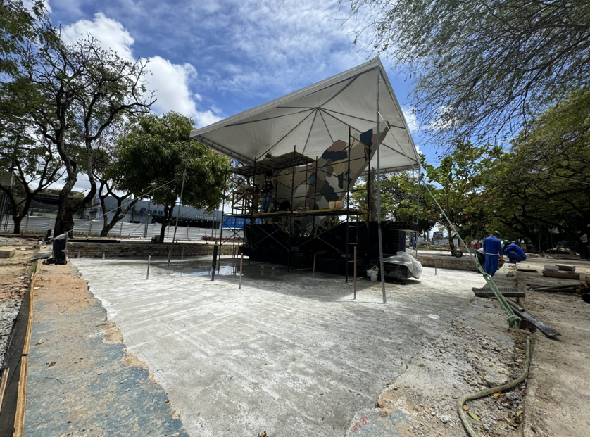 Novo piso, leds e bancos com USB: veja como ficou a Praça Centenário após revitalização