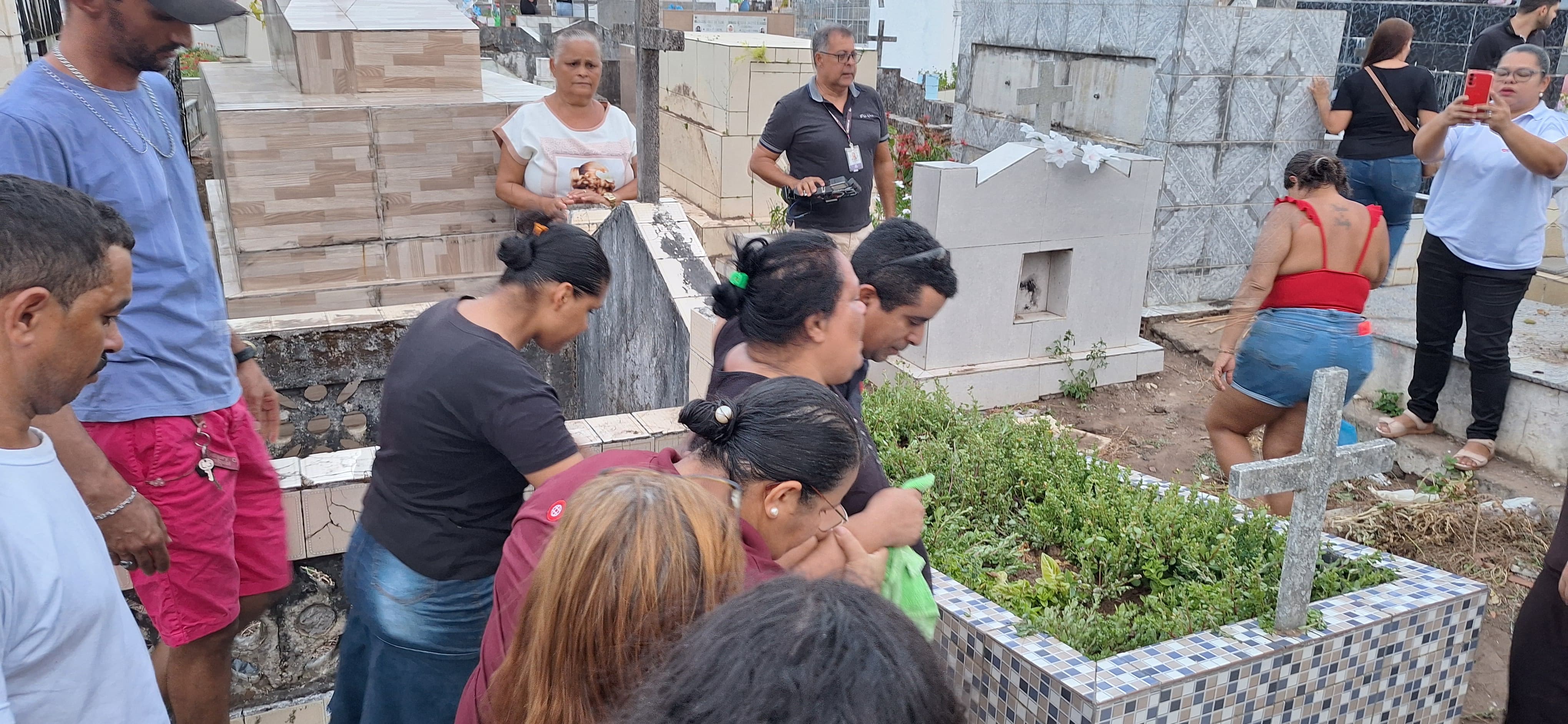 Vítimas de acidente com ônibus na Serra da Barriga começam a ser sepultadas