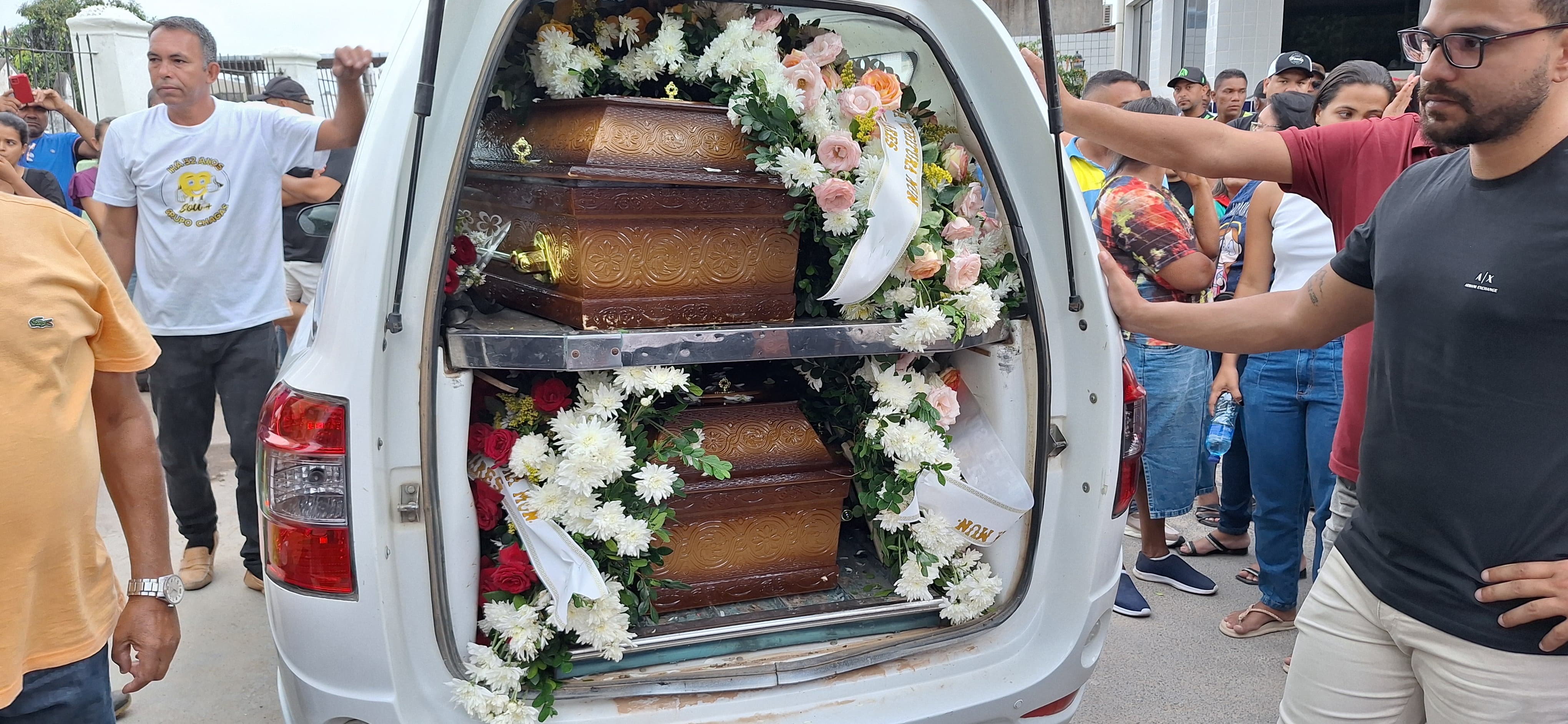 Vítimas de acidente com ônibus na Serra da Barriga começam a ser sepultadas