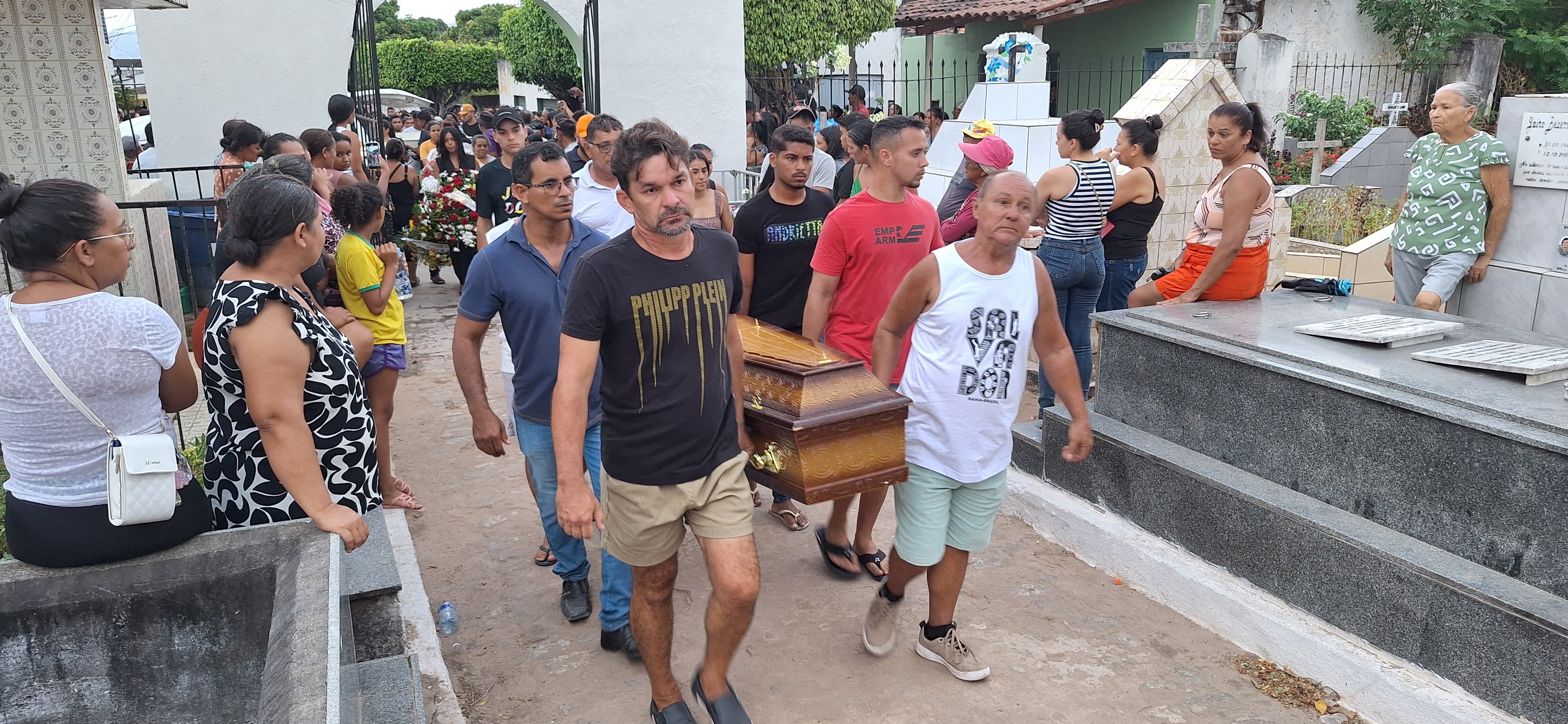 Vítimas de acidente com ônibus na Serra da Barriga começam a ser sepultadas