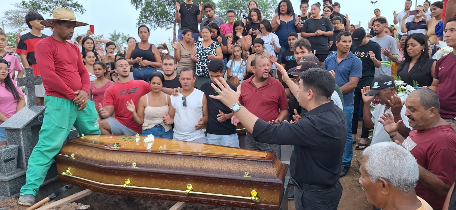 Vítimas de acidente com ônibus na Serra da Barriga começam a ser sepultadas