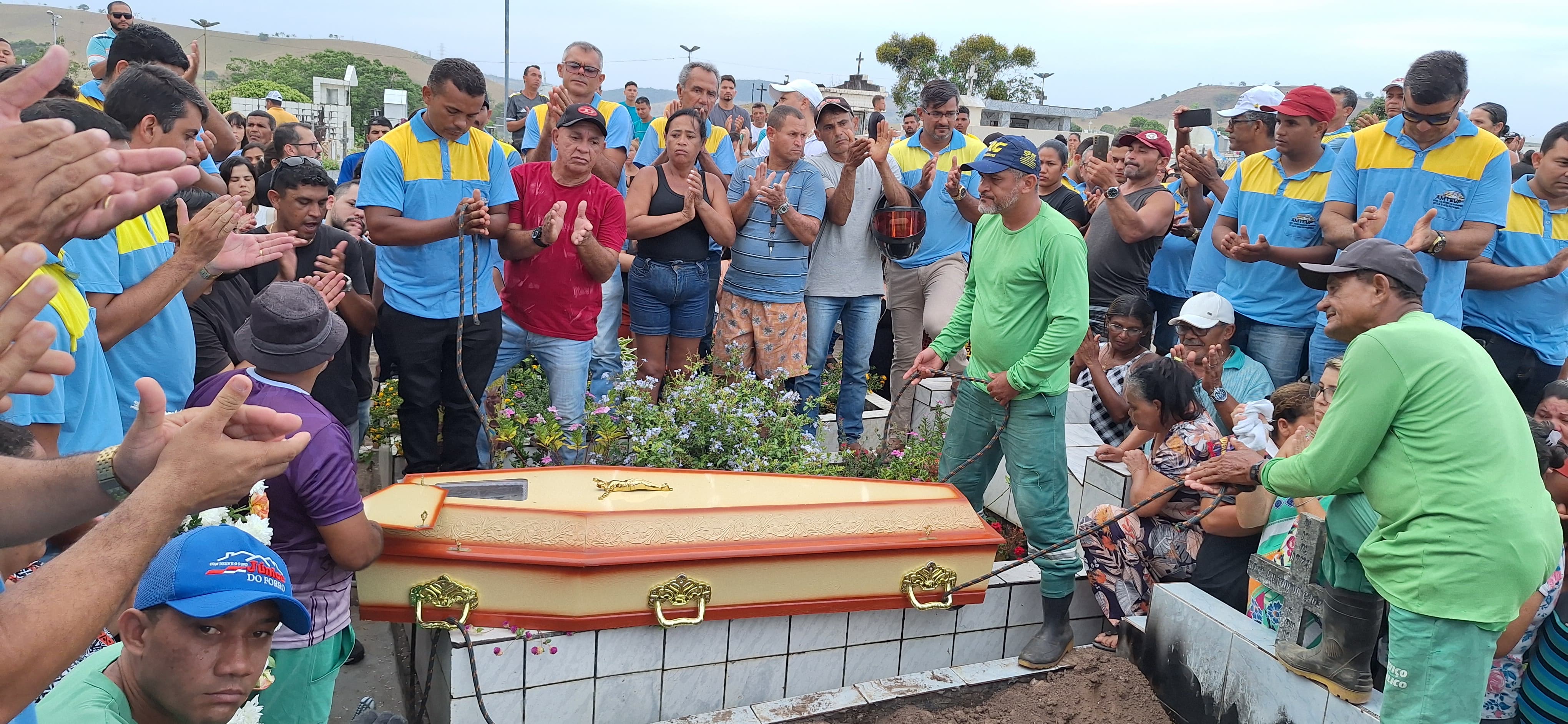 Vítimas de acidente com ônibus na Serra da Barriga começam a ser sepultadas