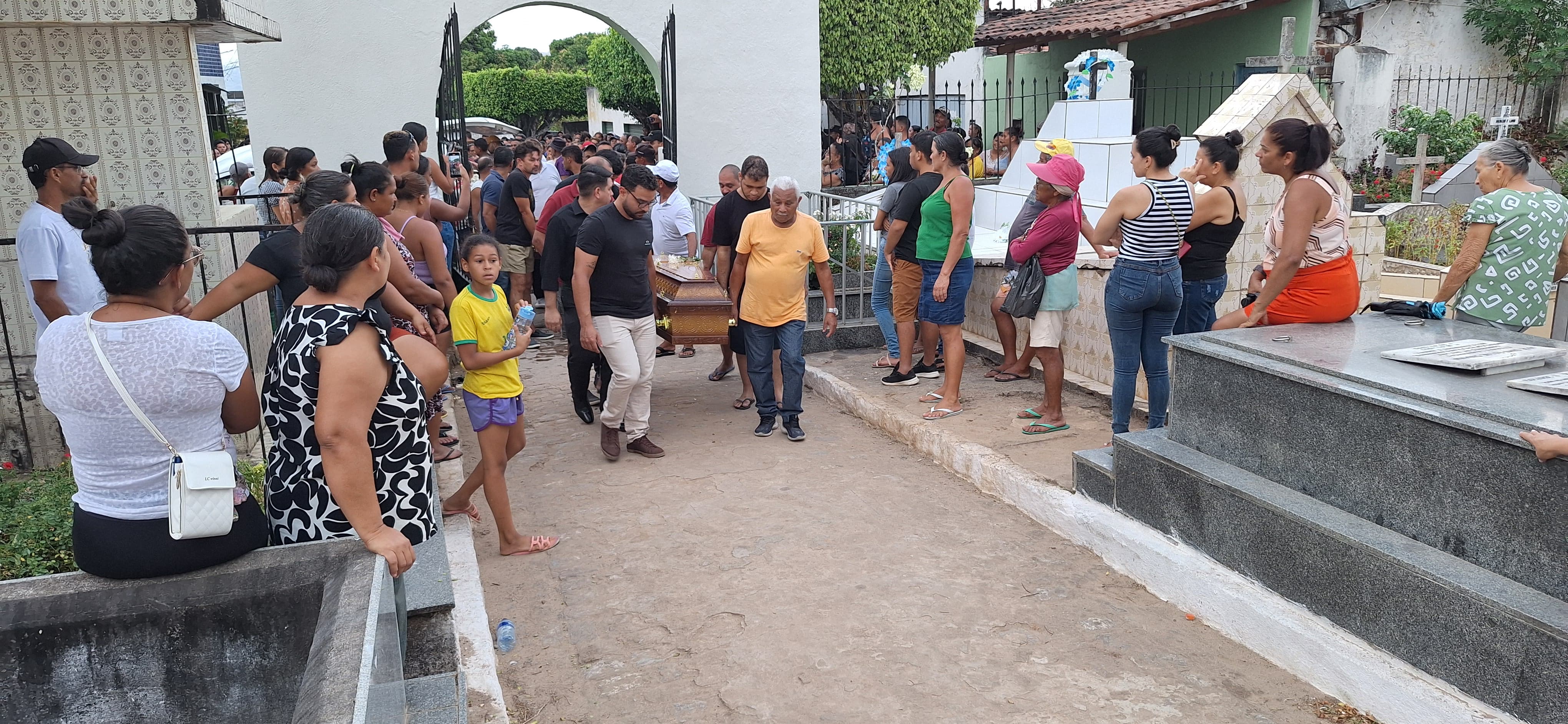 Vítimas de acidente com ônibus na Serra da Barriga começam a ser sepultadas