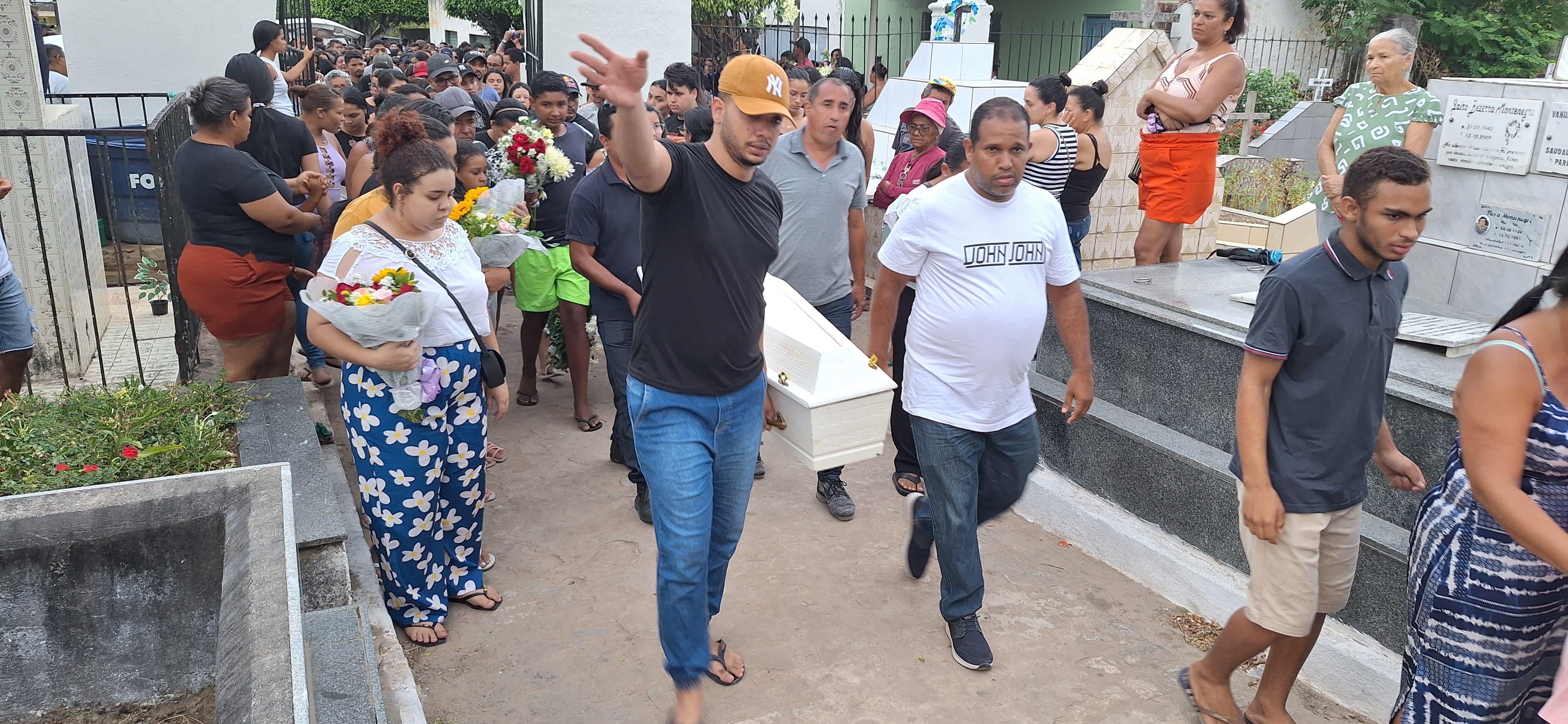 Vítimas de acidente com ônibus na Serra da Barriga começam a ser sepultadas