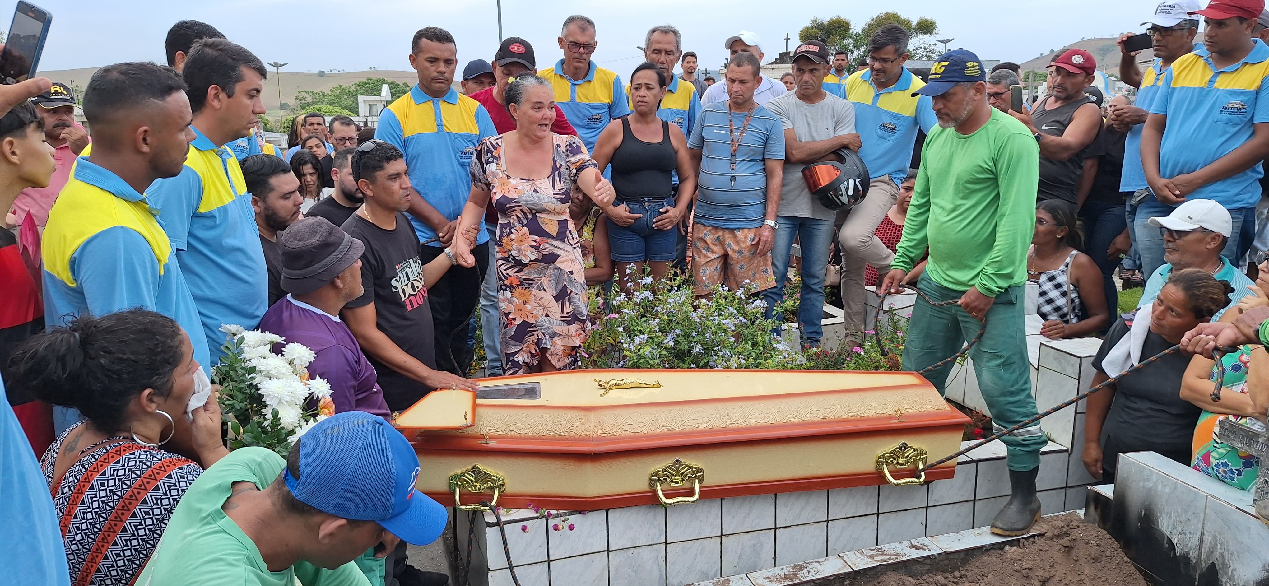 Vítimas de acidente com ônibus na Serra da Barriga são sepultadas