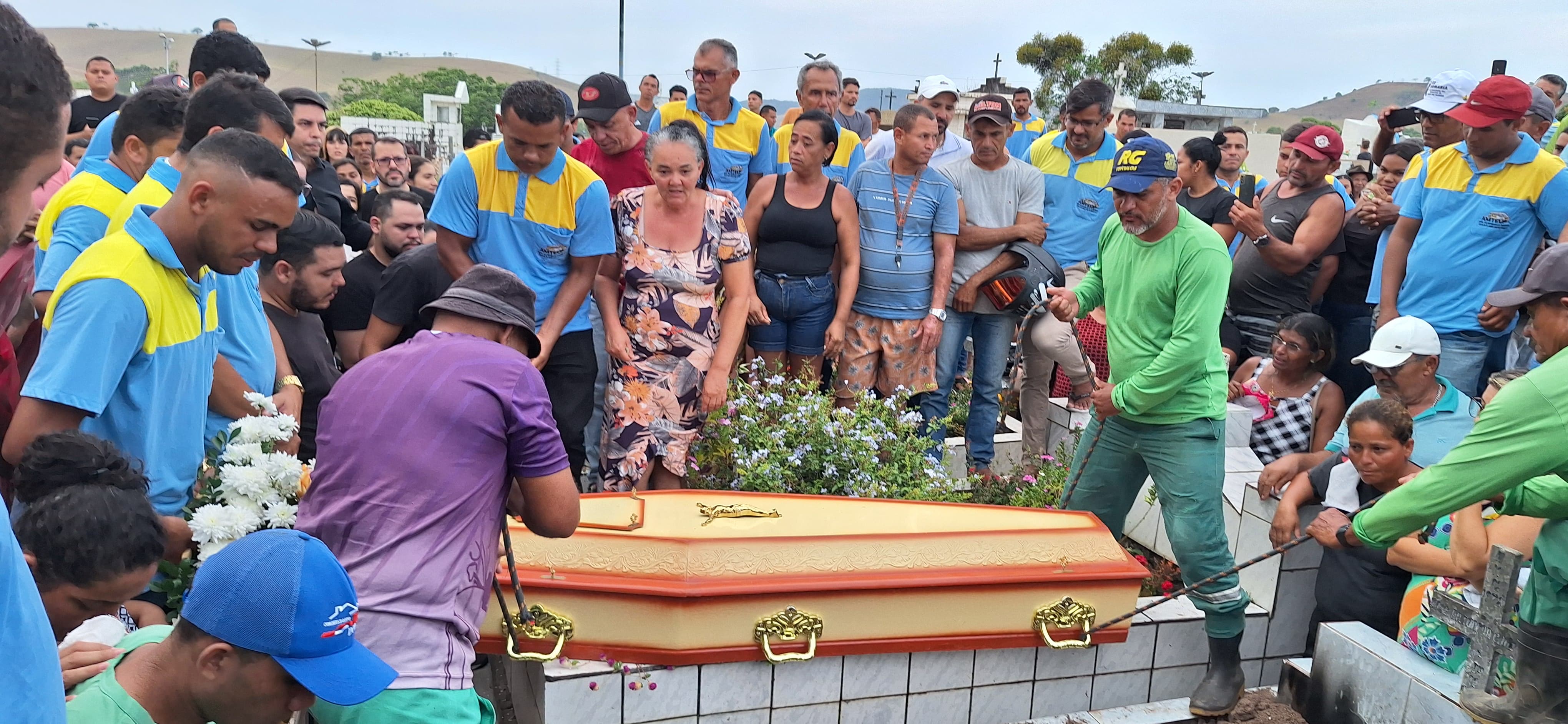 Sepultamento do motorista Luciano de Queiroz.