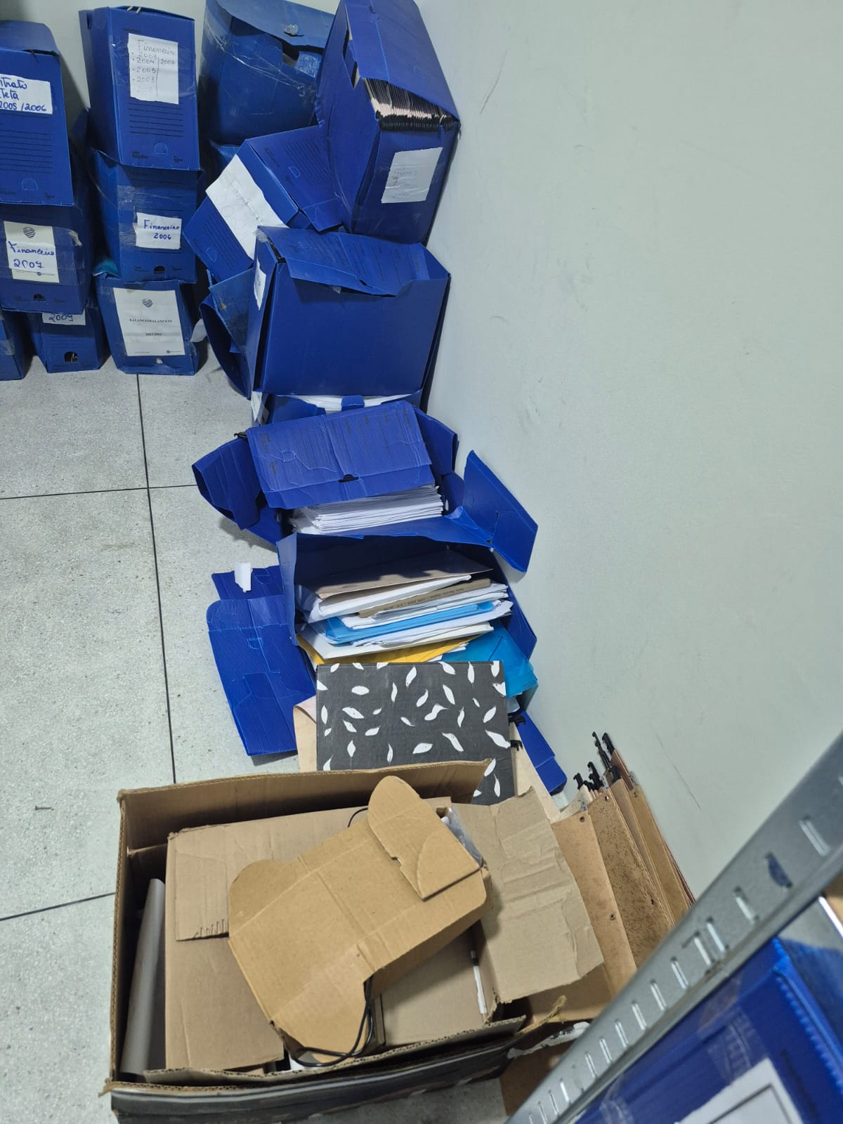 Lixo, infiltração e arquivos no chão: veja situação que direção encontrou no CT do CSA
