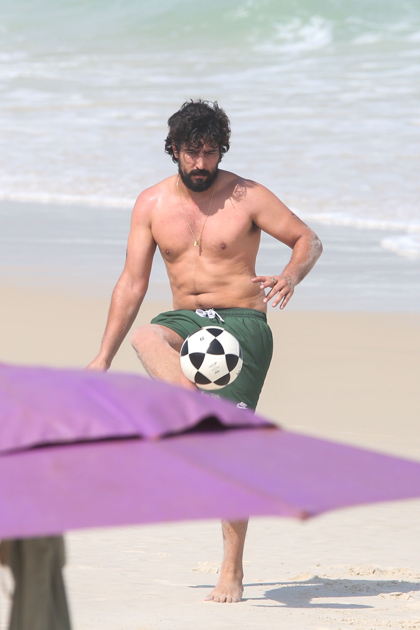 Thaila Ayala e Renato Góes curtem dia de sol e praticam esportes na Barra da Tijuca
