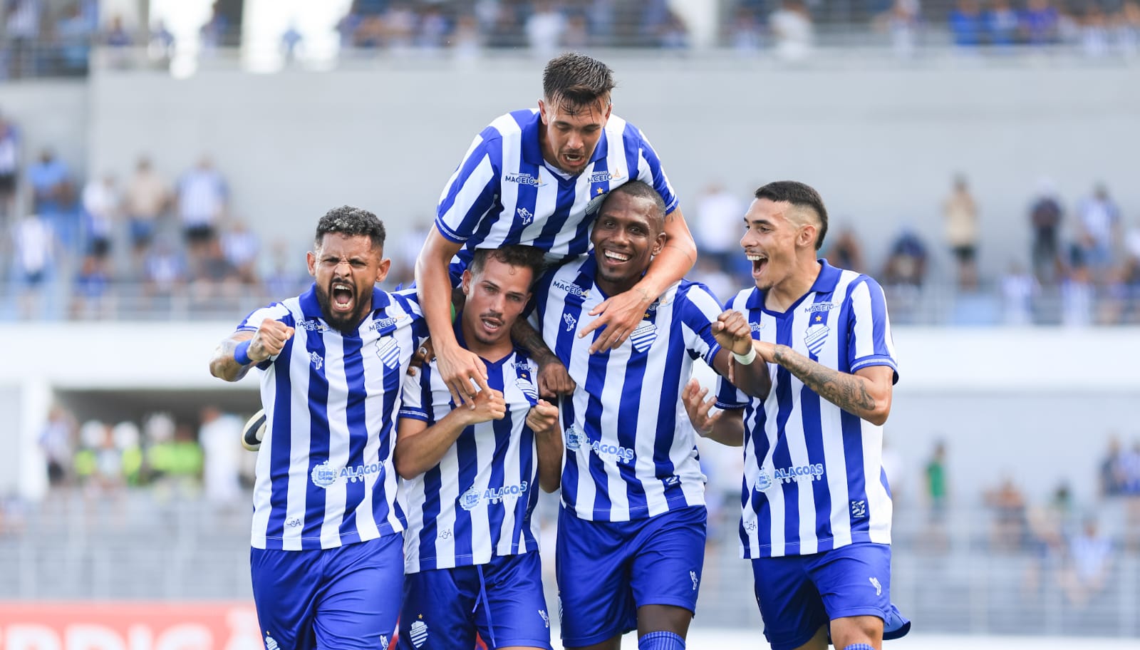 Cachoeira marcou o gol azulino no Rei Pelé
