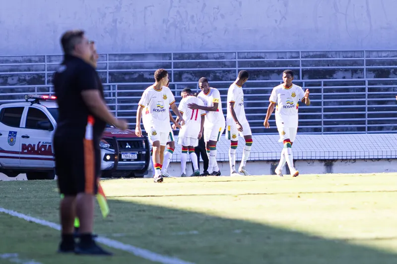 CRB vence o Sampaio Corrêa de virada na estreia da Série B do Brasileirão sub-20