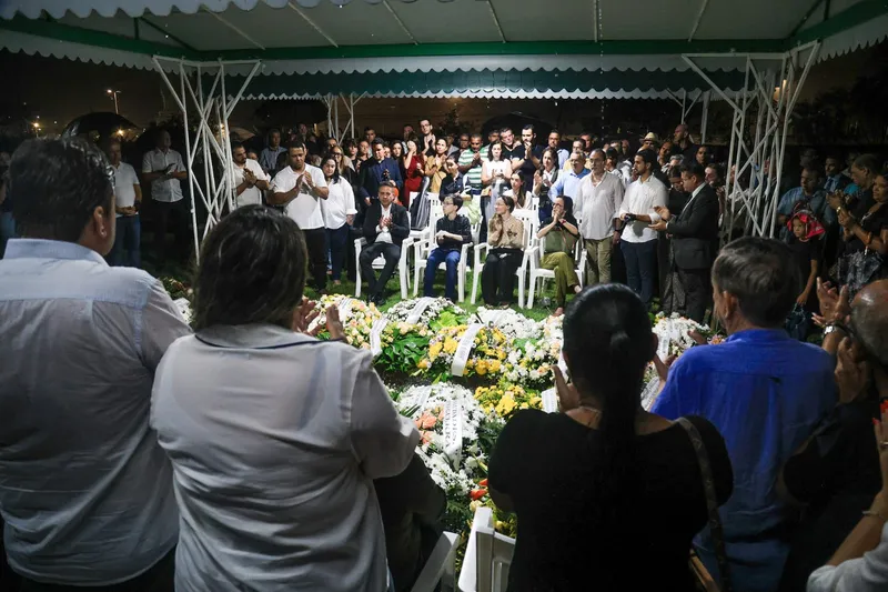 Corpo do ex-deputado Luiz Dantas é sepultado em Maceió