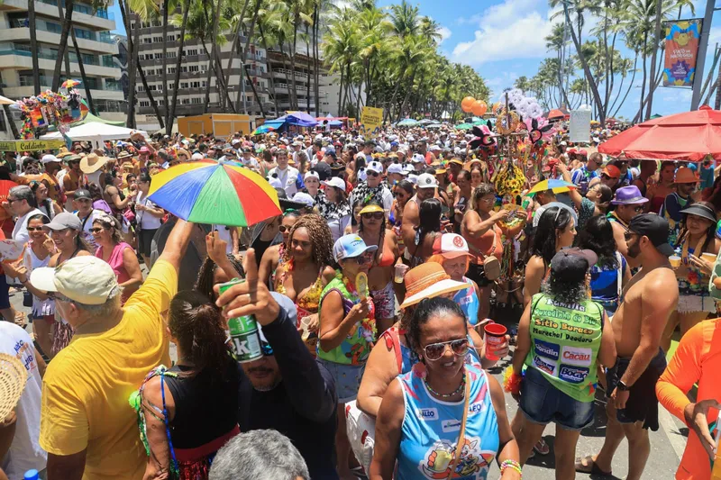 Carnaval do Pinto da Madrugada leva multidão à orla de Maceió