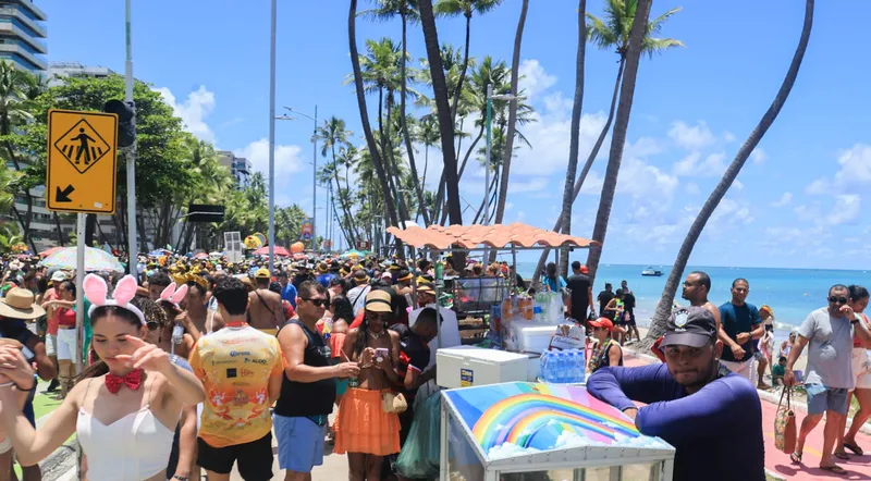 Carnaval do Pinto da Madrugada leva multidão à orla de Maceió
