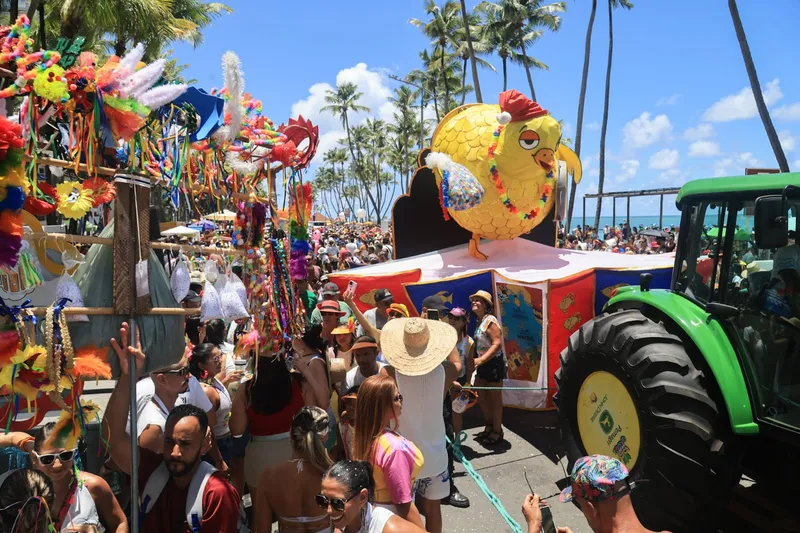 Carnaval do Pinto da Madrugada leva multidão à orla de Maceió