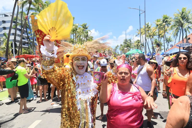Carnaval do Pinto da Madrugada leva multidão à orla de Maceió